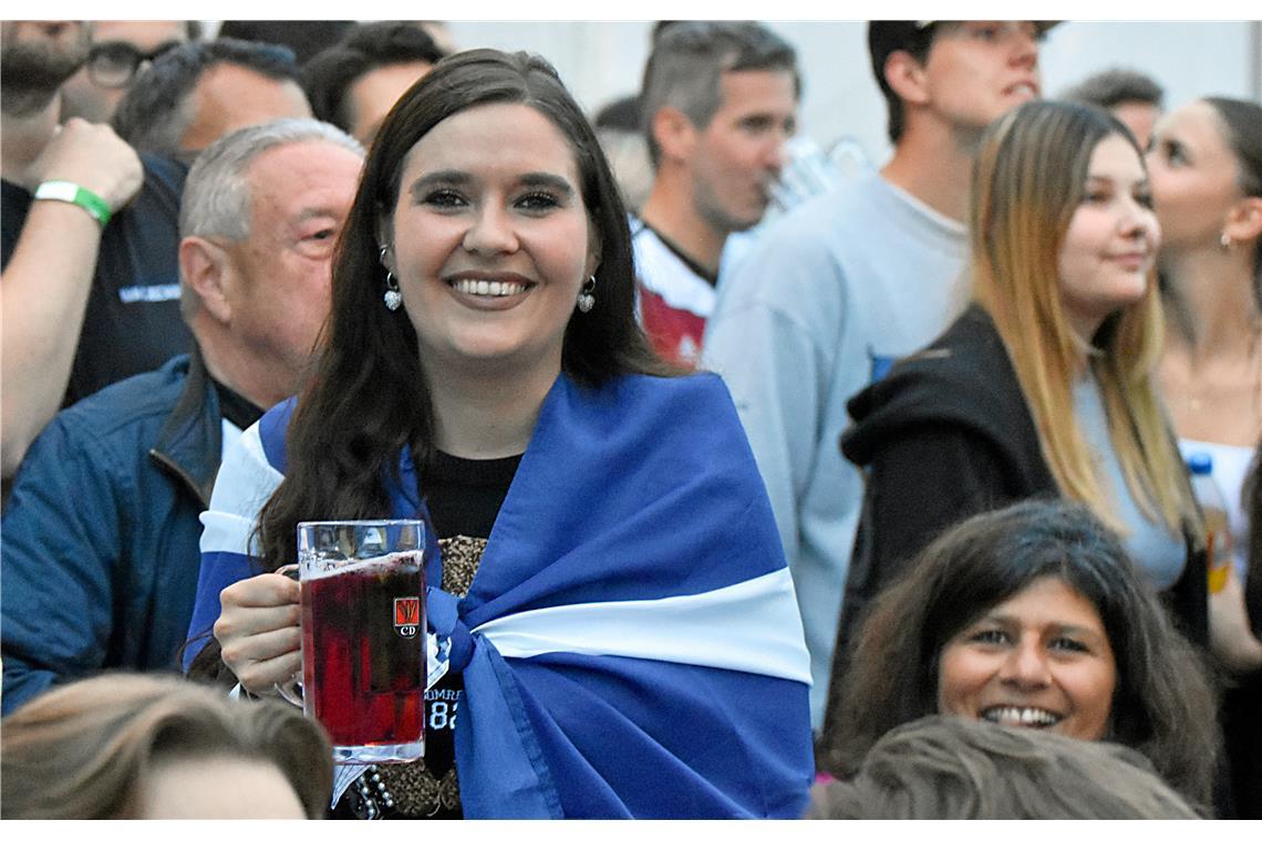 Wie eine Nadel im Heuhaufen der deutschen Fans: Die Dame hat sich in eine schott...