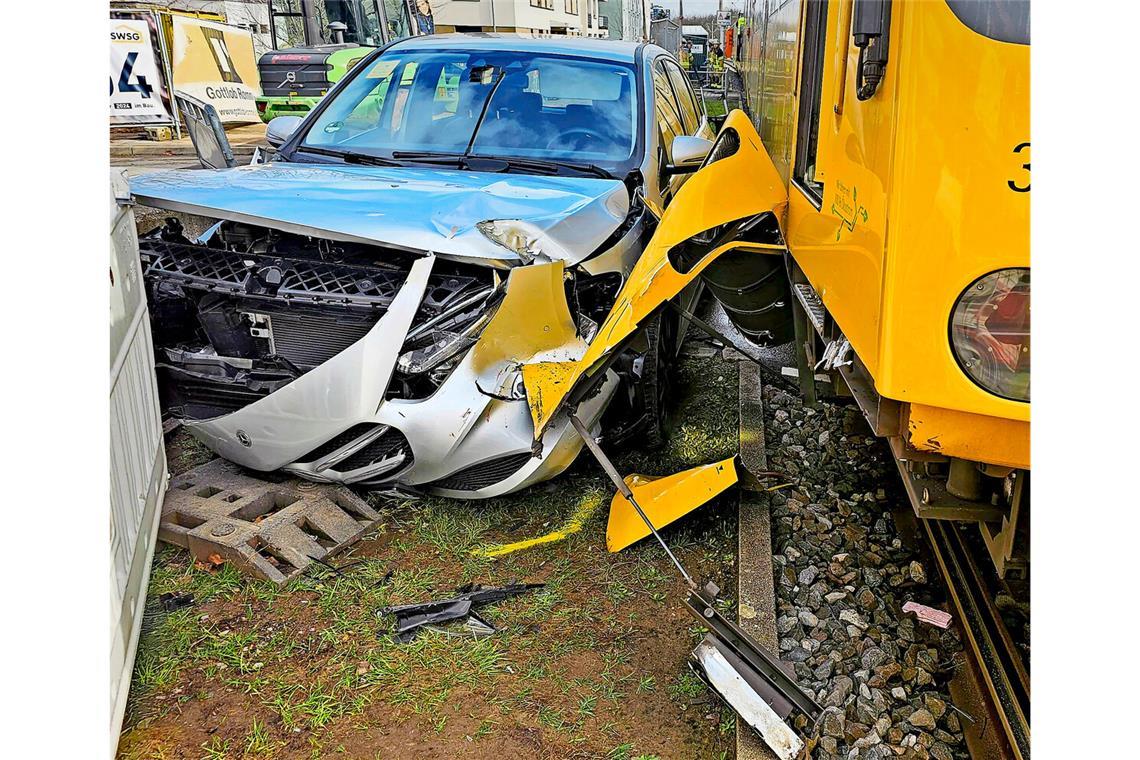 Wie geschreddert: Auto und Stadtbahn nach dem Crash in FreibergDas Auto wurde bei der Kollision in der Mönchfeldstraße regelrecht geschreddert.