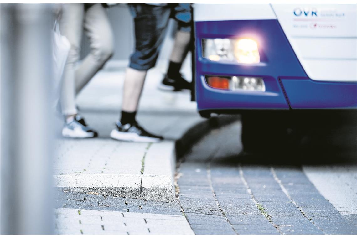 Wie in vielen Gemeinden wird auch in Weissach im Tal über barrierefreie Bushaltestellen diskutiert. Symbolbild: Alexander Becher