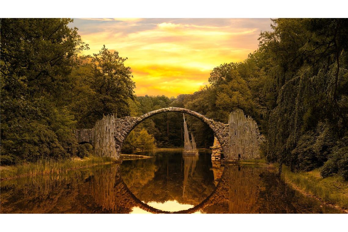 Wie nicht von dieser Welt: Die Rakotzbrücke in Kromlauer Park in Sachsen.