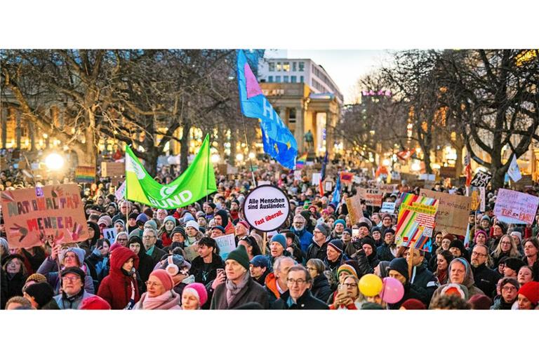 Wie viele Demonstranten in die Landeshauptstadt kamen, ist letztlich unklar. Aber der Stuttgarter Schlossplatz war voller Menschen.  Viele bunte Schilder und Zehntausende Teilnehmer waren bei der Demonstration auf dem Stuttgarter Schlossplatz.