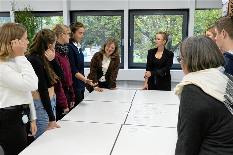 Wie weit reicht der Nahostkonflikt zurück? Wie fühle ich mich mit der aktuellen Situation? Die Schüler der Eduard-Breuninger- und Anna-Haag-Schule hätten eigentlich diese Woche israelische Austauschschüler empfangen. Nun besprechen sie den Konflikt. Foto: Alexander Becher