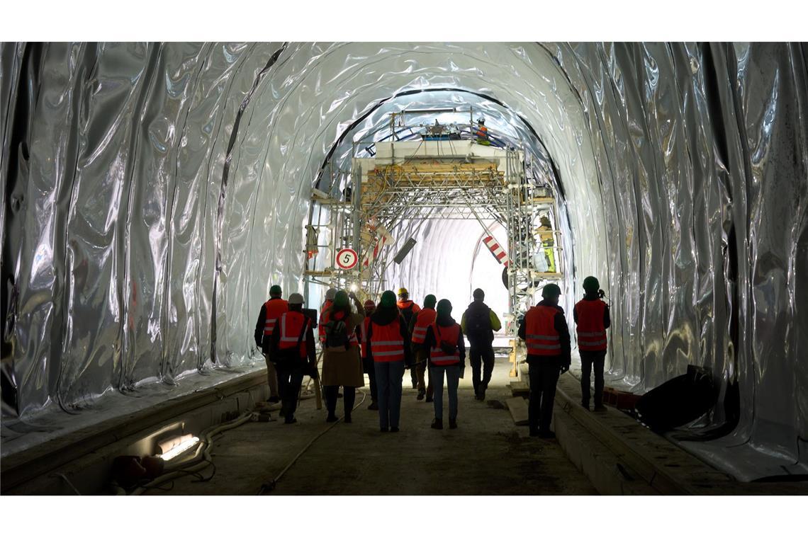 Wiederaufbau im Ahrtal - hier läuft eine Personengruppe bei Altwahr durch einen Tunnel der Bahnstrecke