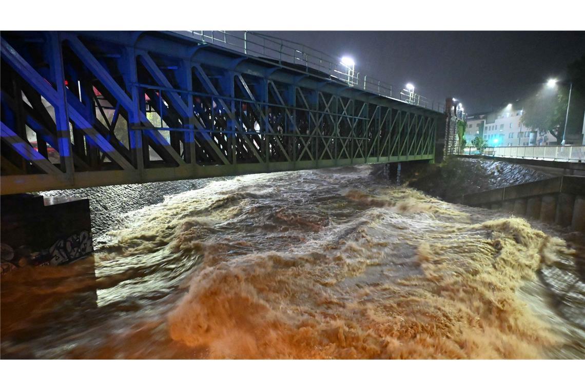 Wien: Aufgewühltes Wasser strömt unter einer Brücke hindurch. Das unwetterbedingte Hochwasser hat nun auch die österreichische Bundeshauptstadt erreicht.