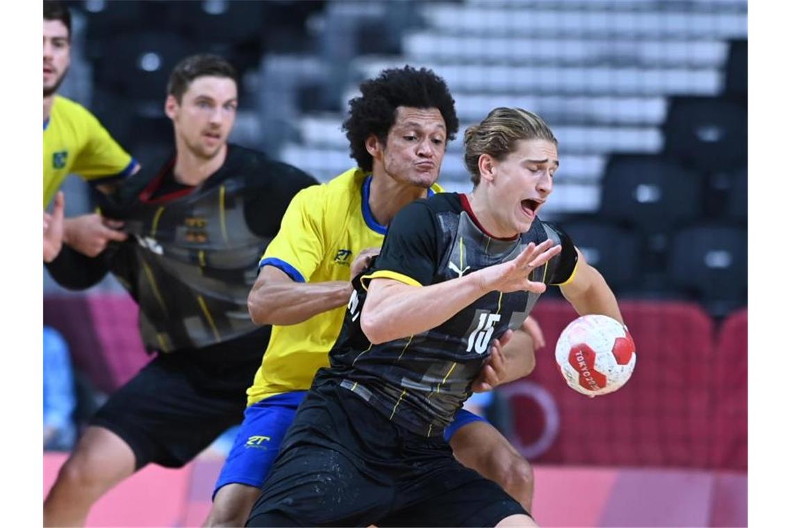 Hopp oder Top: Handballer hoffen auf Verbleib in Tokio Will mit Deutschlands Handballern noch länger in Tokio bleiben: Juri Knorr (r). Foto: Swen Pförtner/dpa