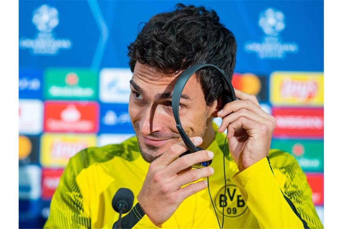 „Schwierige Gemengelage“ beim BVB - Hummels: „Extrem heiß“ Will von fehlender Mentalität beim BVB nichts wissen: Mats Hummels bei der Pressekonferenz in Prag. Foto: Guido Kirchner/dpa