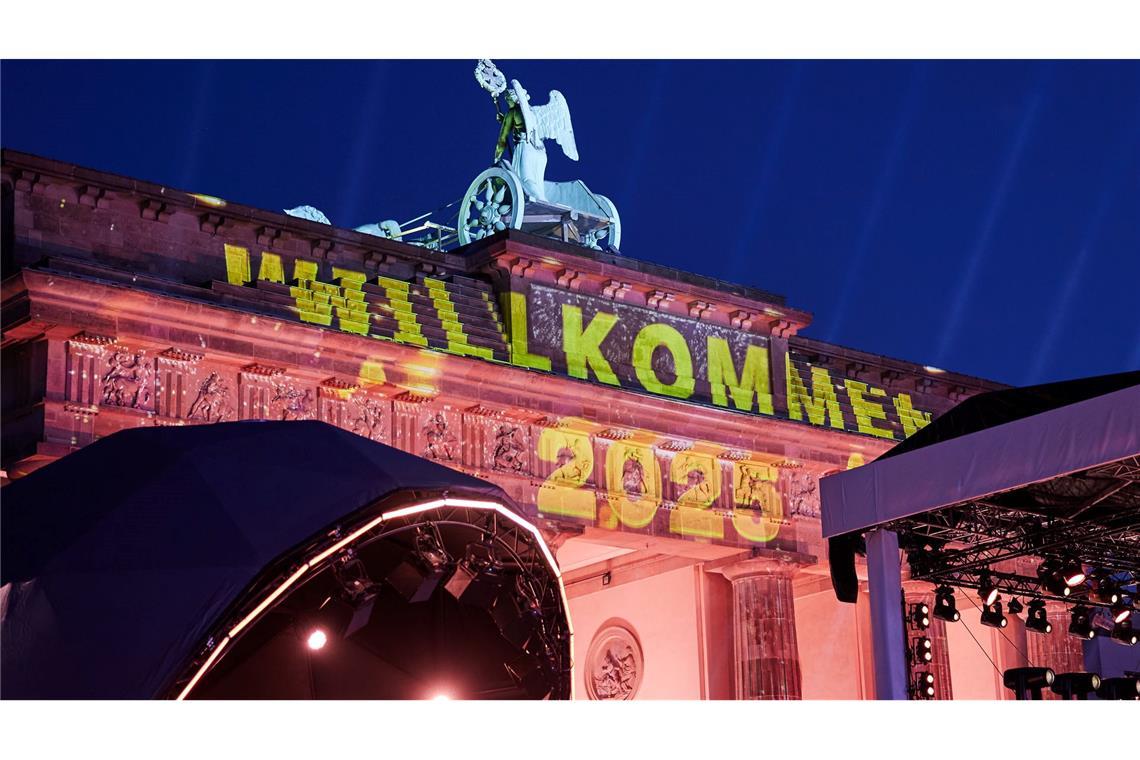 "Willkommen 2025" steht bei der Probe zur ZDF-Show am Brandenburger Tor.