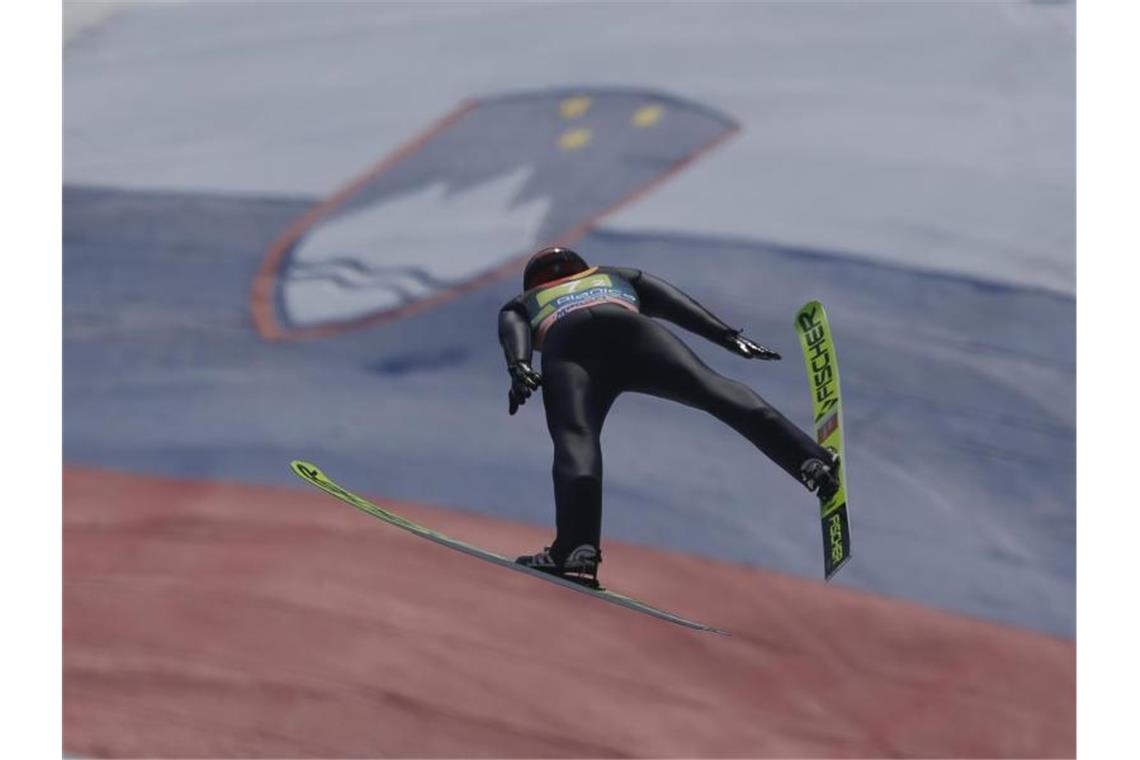 Skifliegen in Planica abgebrochen - Tande noch im Koma Windige Angelegenheit: Constantin Schmid beim Probe-Durchgang in Planica. Foto: -/AP/dpa