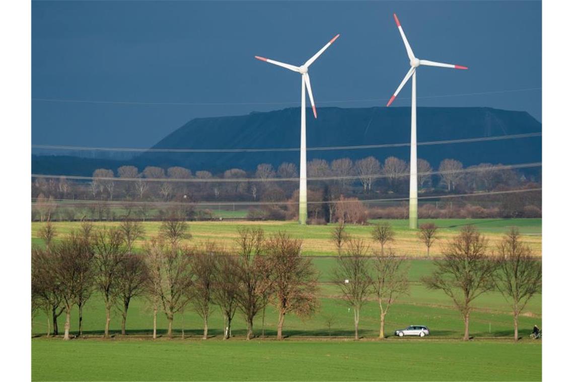 Windräder in Nähe der Gemeinde Beckedorf im Landkreis Schaumburg. Der Bau neuer Windräder an Land ist 2019 in Deutschland auf den tiefsten Stand seit mehr als 20 Jahren eingebrochen. Foto: Julian Stratenschulte/dpa