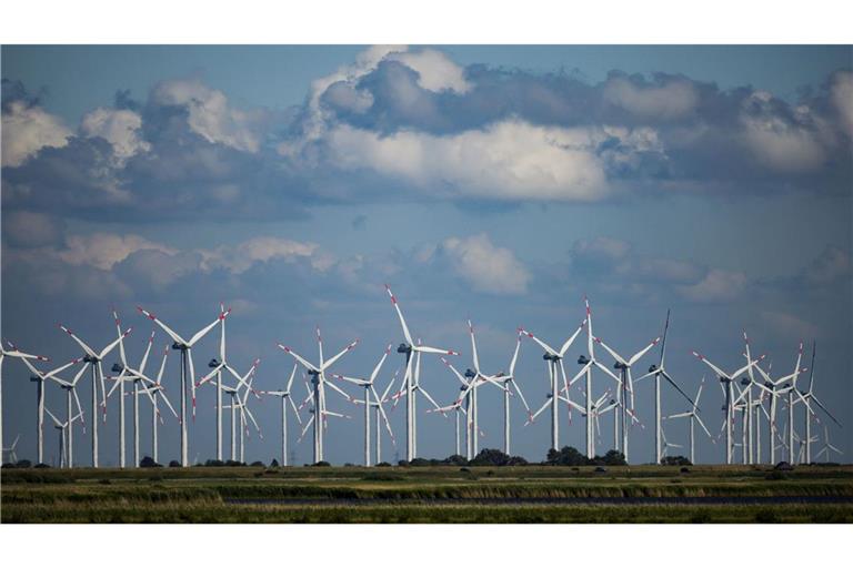 Windräder sich in einem Windpark an der Nordsee bei Bordelum.