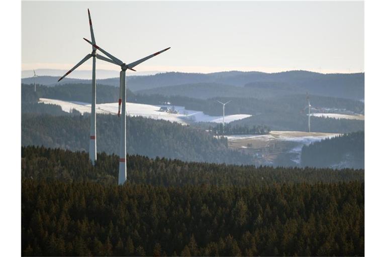 Windräder stehen im Schwarzwald rund um den Kandel im Sonnenschein. Foto: Patrick Seeger/dpa/Archivbild