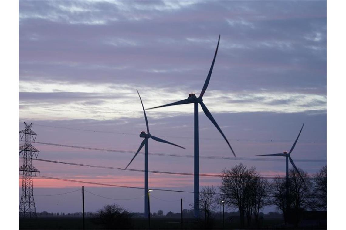 Naturschutz und Branche begrüßen Aus für Widerspruchsrecht Windräder und Stromleitungen sind im Abendlicht zu sehen. Foto: Marcus Brandt/dpa/Symbolbild
