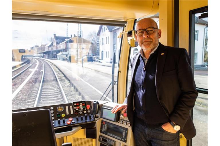 Winfried Hermann (Bündnis 90/ Die Grünen) steht in einem Triebwagen. Foto: Philipp von Ditfurth/dpa/Archivbild