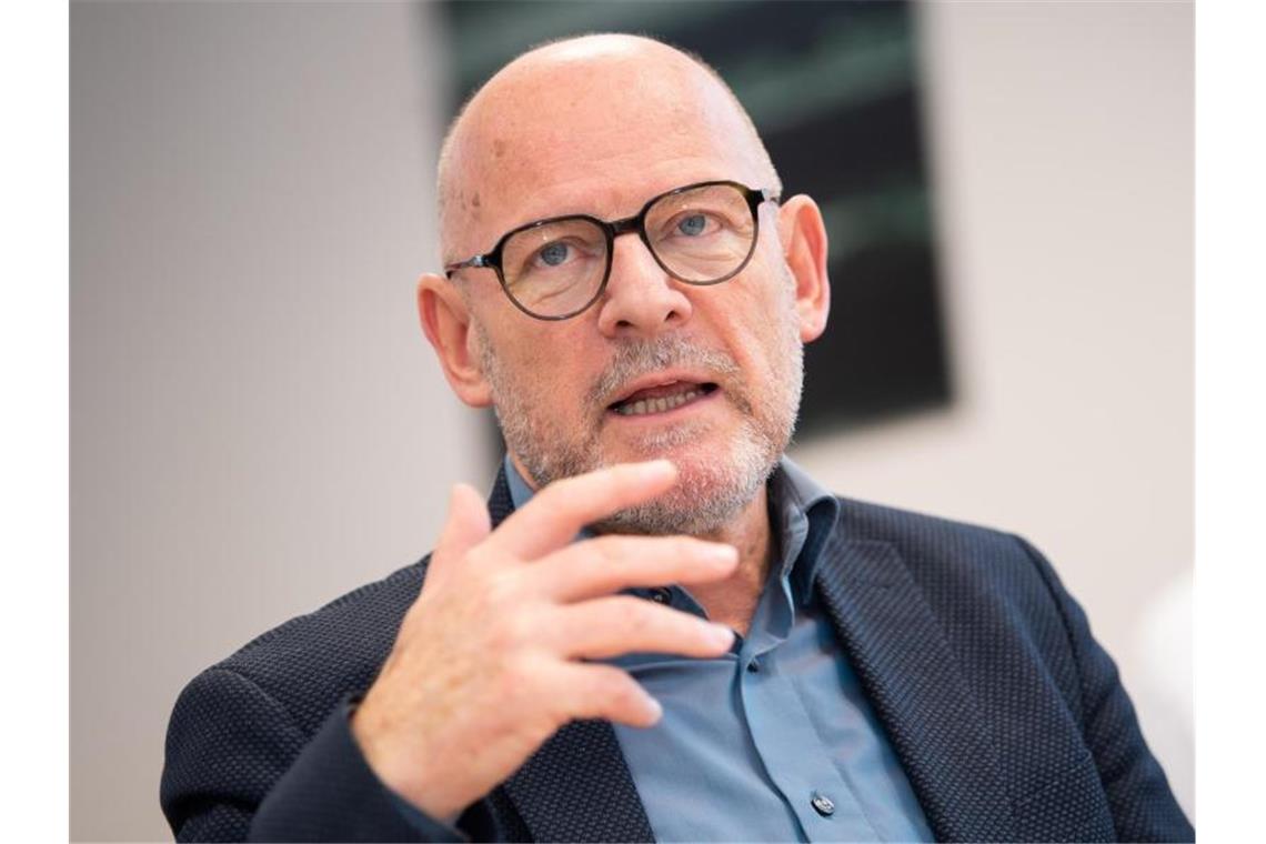 Winfried Hermann, Verkehrsminister von Baden-Württemberg, spricht bei einer Pressekonferenz. Foto: Tom Weller/dpa/Archivbild