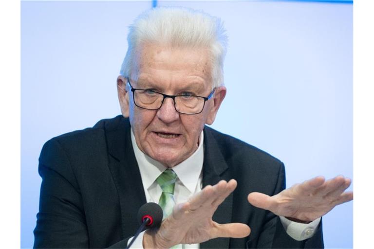 Winfried Kretschmann antwortet bei einer Pressekonferenz auf Fragen von Journalisten. Foto: Bernd Weißbrod/dpa/Archivbild