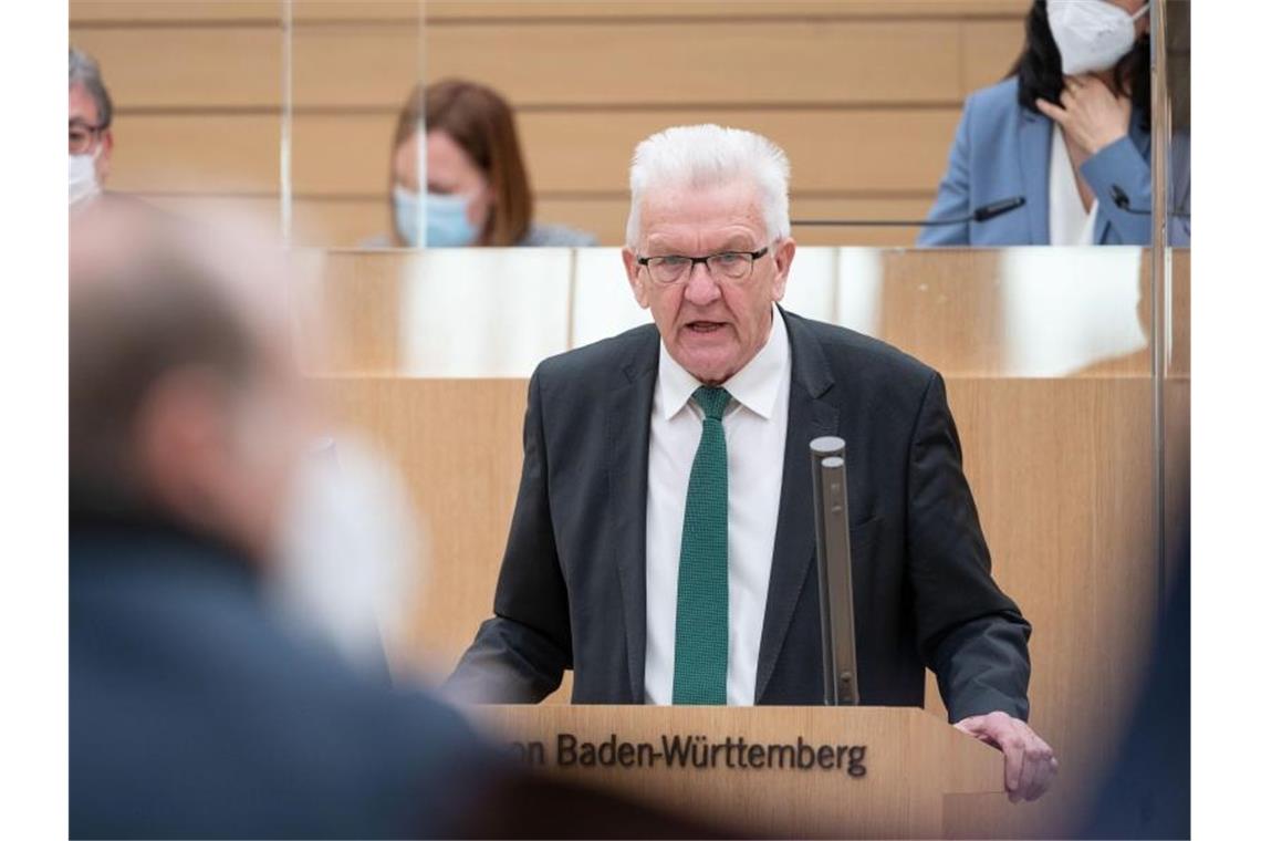 Kretschmann will nach Ostern Wechselunterricht ermöglichen Winfried Kretschmann (Bündnis 90/Die Grünen), Ministerpräsident von Baden-Württemberg, nimmt an der Corona-Sondersitzung des Landtags von Baden-Württemberg teil. Foto: Marijan Murat/dpa/Aktuell