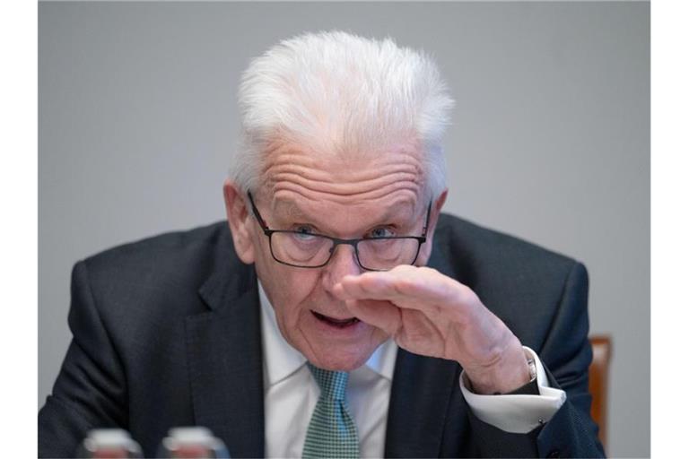 Winfried Kretschmann (Bündnis 90/Die Grünen), Ministerpräsident von Baden-Württemberg, nimmt an einem Gespräch mit der Deutschen Presse-Agentur (dpa) teil. Foto: Marijan Murat/dpa