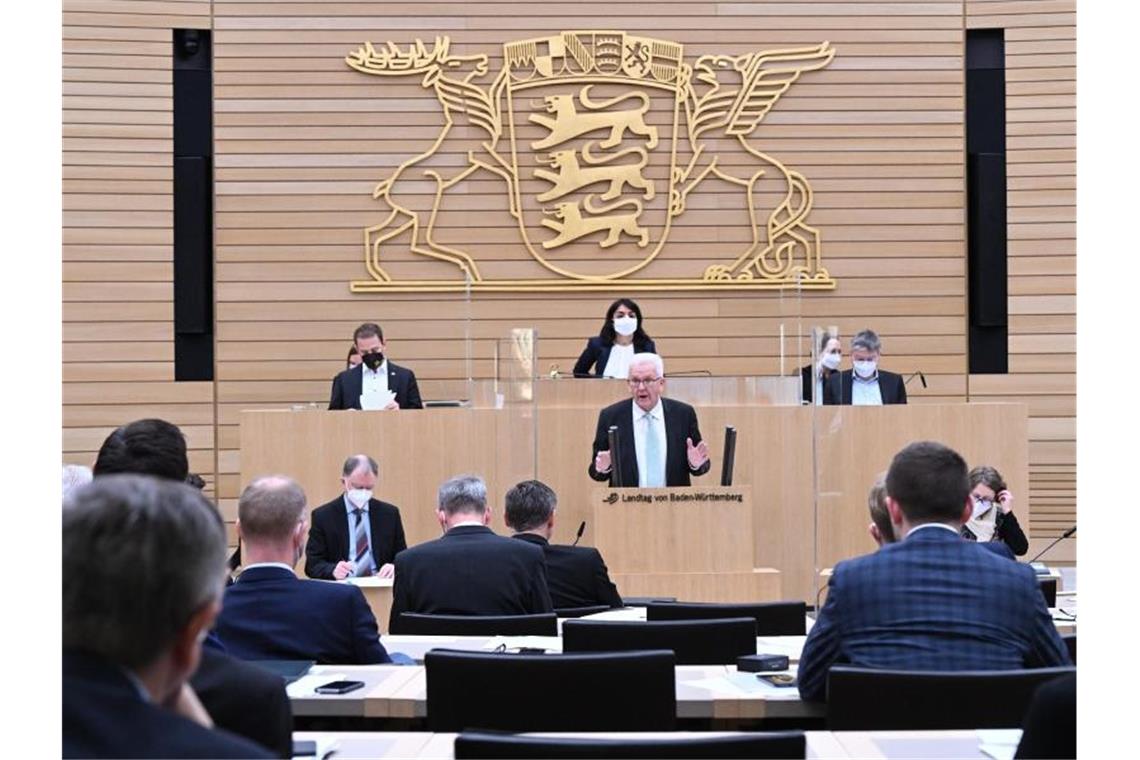 Winfried Kretschmann (Bündnis 90/Die Grünen), Ministerpräsident von Baden-Württemberg, spricht vor Abgeordneten im Landtag. Foto: Bernd Weißbrod/dpa