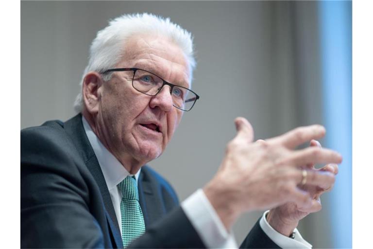 Winfried Kretschmann (Bündnis 90/Die Grünen), Ministerpräsident von Baden-Württemberg, gestikuliert bei einem Gespräch mit der Deutschen Presse-Agentur. Foto: Marijan Murat/dpa/Archivbild