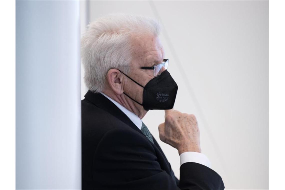 Winfried Kretschmann (Bündnis 90/Die Grünen), Ministerpräsident von Baden-Württemberg, hört zu. Foto: Bernd Weißbrod/dpa/Archivbild