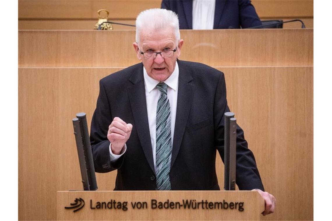 Winfried Kretschmann (Bündnis 90/Die Grünen), Ministerpräsident des Landes, spricht im Landtag. Foto: Christoph Schmidt/dpa/Archivbild