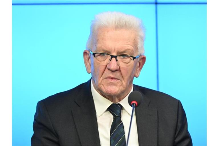 Winfried Kretschmann (Bündnis 90/Die Grünen), Ministerpräsident von Baden-Württemberg, spricht auf der Regierungspressekonferenz im Bürger- und Medienzentrum des Landtags von Baden-Württemberg. Foto: Bernd Weißbrod/dpa