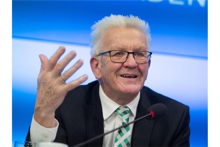 Winfried Kretschmann (Bündnis 90/Die Grünen), Ministerpräsident von Baden-Württemberg, vor der Presse. Foto: Marijan Murat/dpa/Archivbild