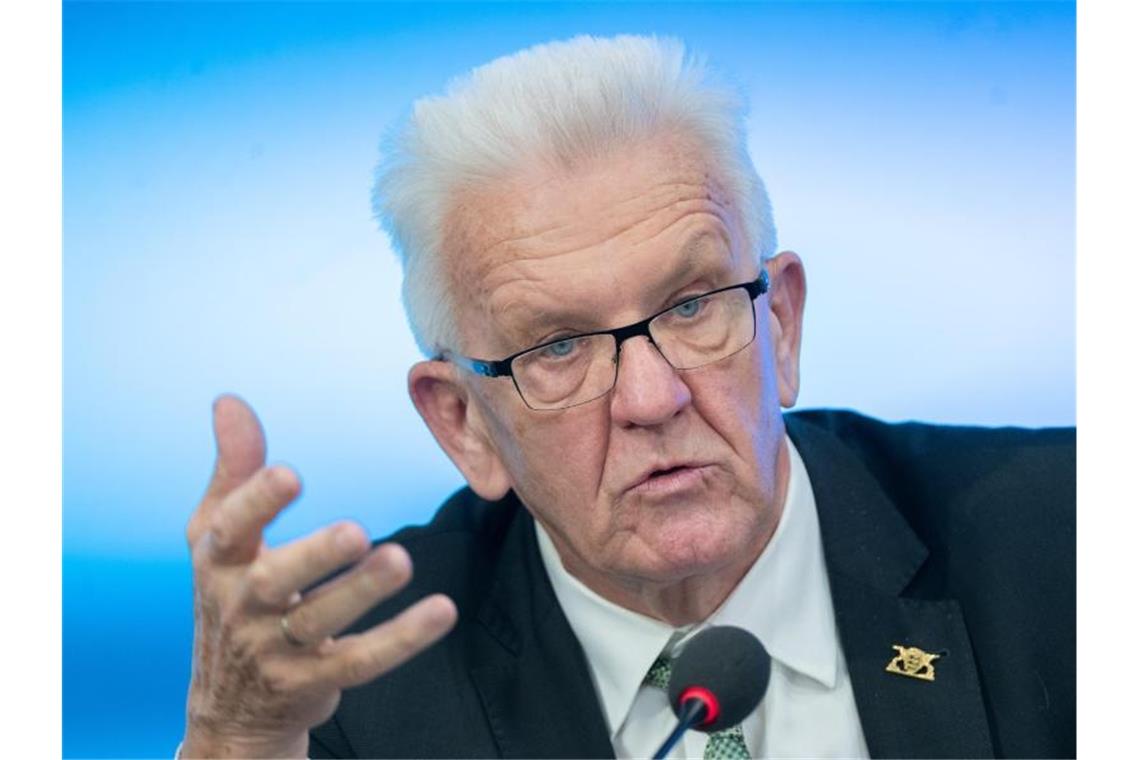 Winfried Kretschmann (Bündnis 90/Die Grünen) bei einer Pressekonferenz. Foto: Bernd Weißbrod/dpa/Archivbild