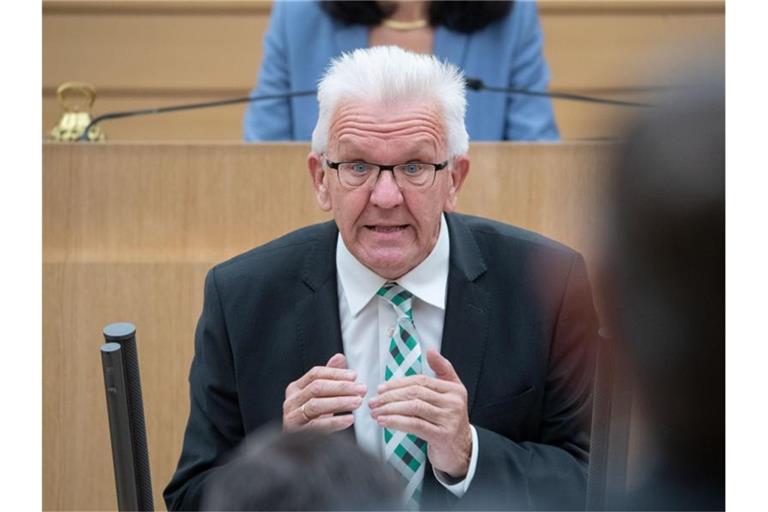 Winfried Kretschmann (Bündnis 90/Die Grünen) gestikuliert. Foto: Marijan Murat/dpa