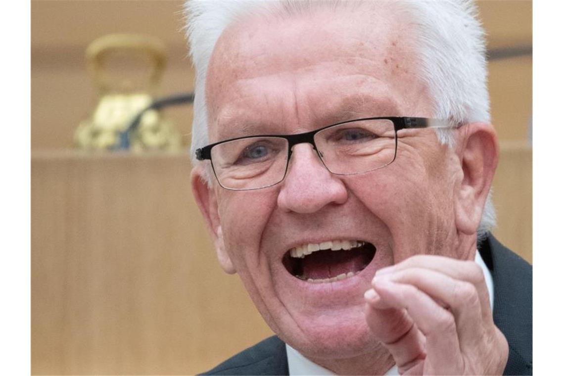 Winfried Kretschmann (Bündnis 90/Die Grünen) gestikuliert. Foto: Marijan Murat/dpa