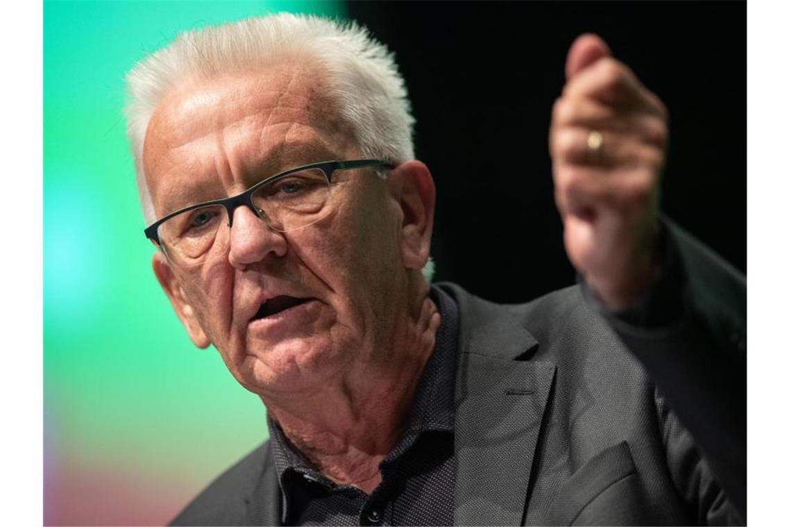 Winfried Kretschmann (Bündnis 90/Die Grünen) gestikuliert. Foto: Sebastian Gollnow/dpa/Archivbild