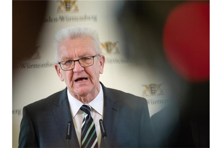 Winfried Kretschmann (Bündnis 90/Die Grünen), hält einen Redebeitrag. Foto: Sebastian Gollnow/dpa/Archivbild