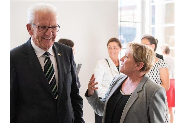 Winfried Kretschmann (Bündnis 90/Die Grünen, l), Ministerpräsident von Baden-Württemberg, und Susanne Eisenmann (CDU), Ministerin für Kultus, Jugend und Sport von Baden-Württemberg. Foto: Sebastian Gollnow/dpa/Archivbild