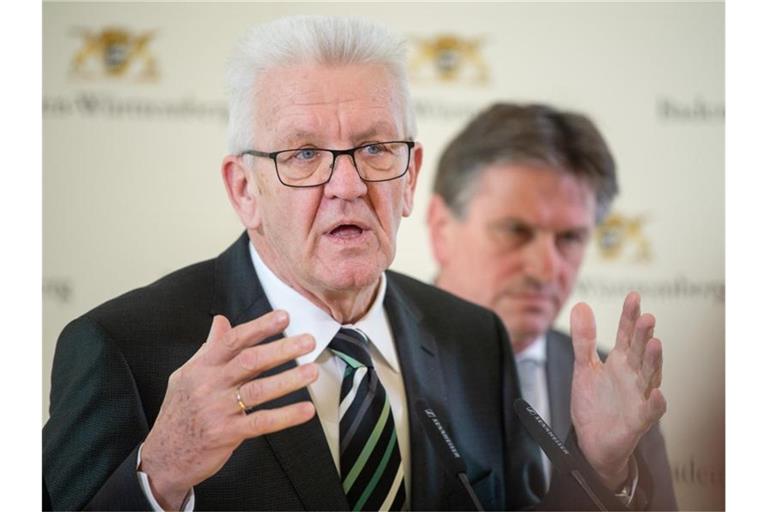 Winfried Kretschmann (Bündnis 90/Die Grünen, l), Ministerpräsident von Baden-Württemberg. Foto: Sebastian Gollnow/dpa/Archivbild