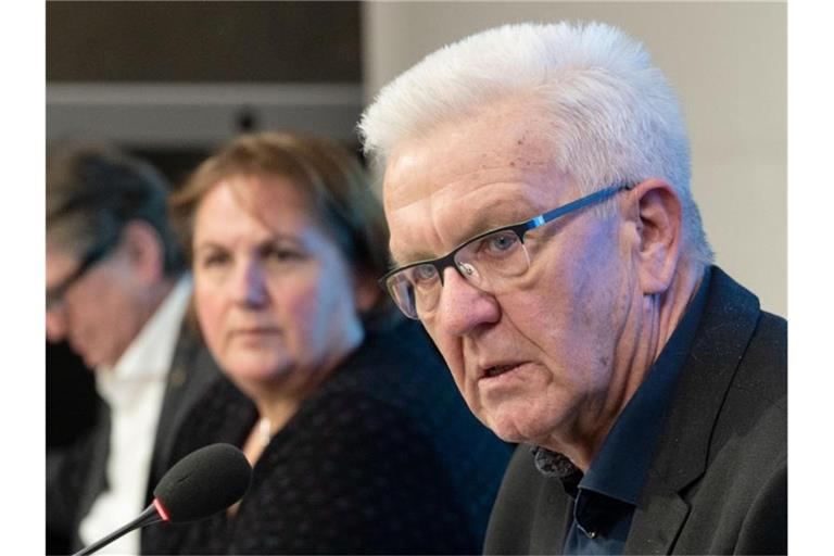 Winfried Kretschmann (Bündnis 90/Die Grünen, r-l), Ministerpräsident von Baden-Württemberg. Foto: Marijan Murat/dpa