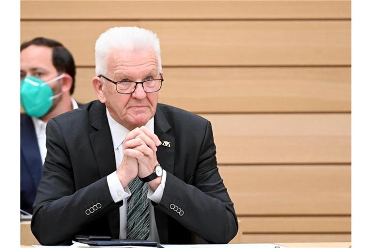 Winfried Kretschmann (Bündnis 90/Die Grünen) schaut in die Runde. Foto: Bernd Weißbrod/dpa/Archivbild