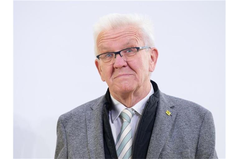 Winfried Kretschmann (Bündnis 90/Die Grünen) schaut in die Kamera. Foto: Bernd Weißbrod/dpa/Archivbild