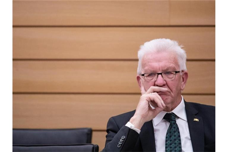 Winfried Kretschmann (Bündnis 90/Die Grünen) sitzt im Plenarsaal. Foto: Christoph Schmidt/dpa/Archivbild