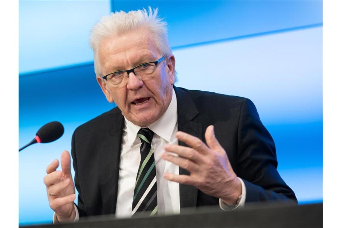 Kretschmann: „Niemand kann Öffnungsorgien erwarten“ Winfried Kretschmann (Bündnis 90/Die Grünen) spricht während der Regierungspressekonferenz. Foto: Sebastian Gollnow/dpa/Archivbild