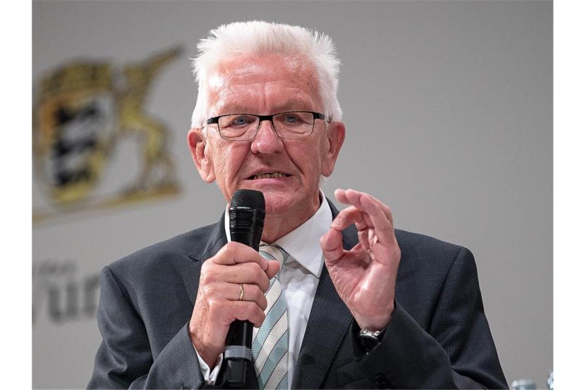 Mit Milliarden in die Miesen: Streit im Landtag Winfried Kretschmann (Bündnis 90/Die Grünen) spricht bei einer Veranstaltung. Foto: Sebastian Gollnow/dpa/Archivbild