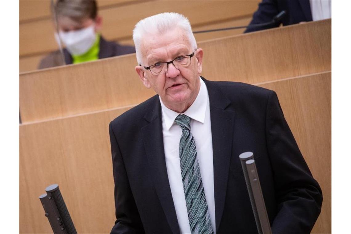 Winfried Kretschmann (Bündnis 90/Die Grünen) spricht im Landtag von Baden-Württemberg. Foto: Christoph Schmidt/dpa/Archivbild