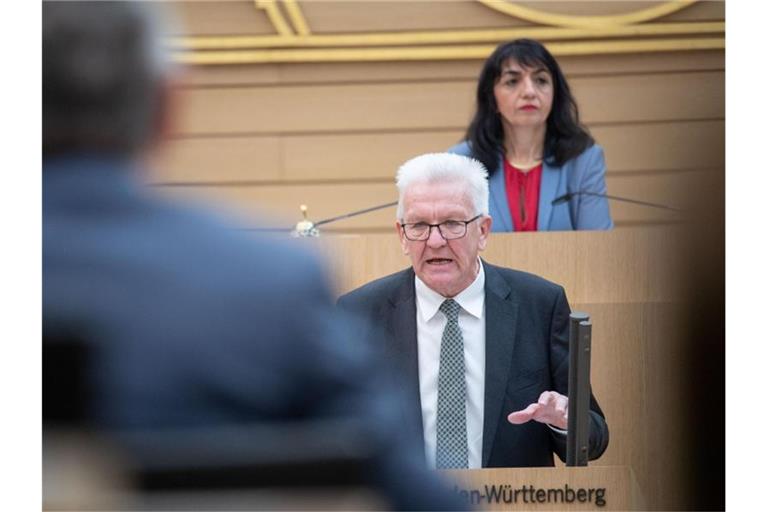 Winfried Kretschmann (Bündnis 90/Die Grünen, unten) nimmt an einer Plenarsitzung des Landtags von Baden-Württemberg teil. Foto: Marijan Murat/dpa/Archivbild