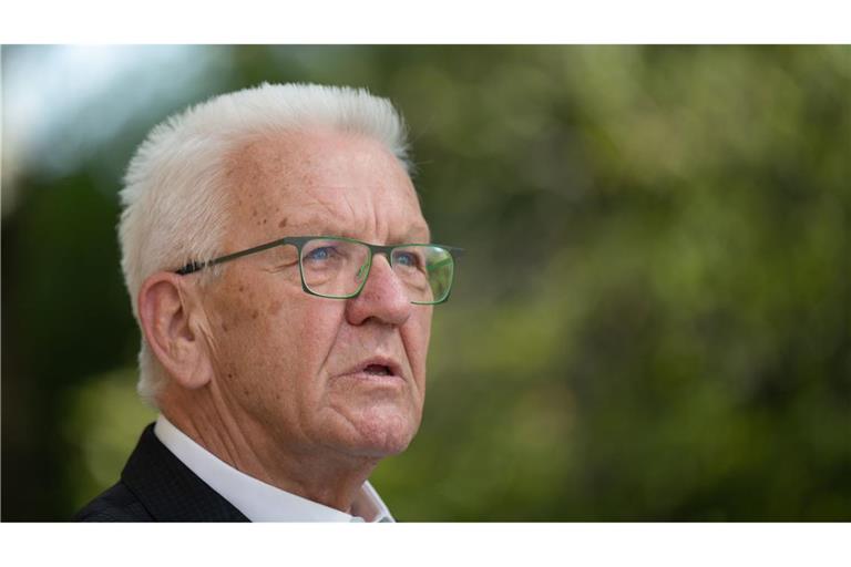 Winfried Kretschmann  hält große Stücke auf seinen Parteigenossen Robert Habeck. (Archivbild)