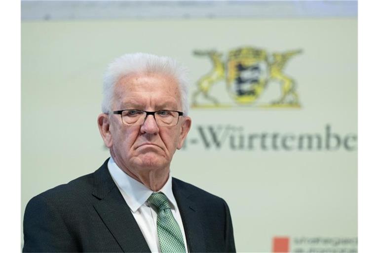 Winfried Kretschmann, Ministerpräsident von Baden-Württemberg, steht bei einer Pressekonferenz. Foto: Bernd Weißbrod/dpa/Archiv