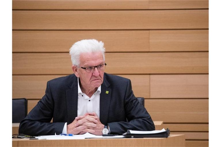 Winfried Kretschmann, Ministerpräsident von Baden-Württemberg, sitzt im Plenarsaal. Foto: Christoph Schmidt/dpa/Archiv