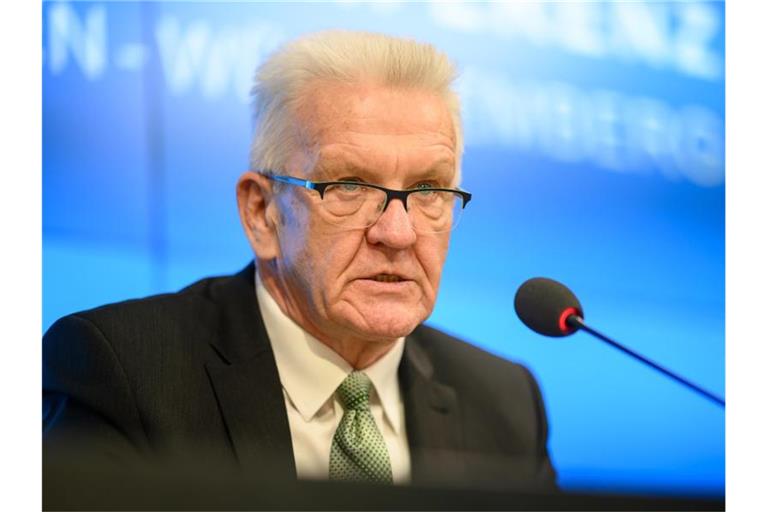 Winfried Kretschmann, Ministerpräsident von Baden-Württemberg, spricht auf einer Pressekonferenz. Foto: Sebastian Gollnow/dpa/Archivbild