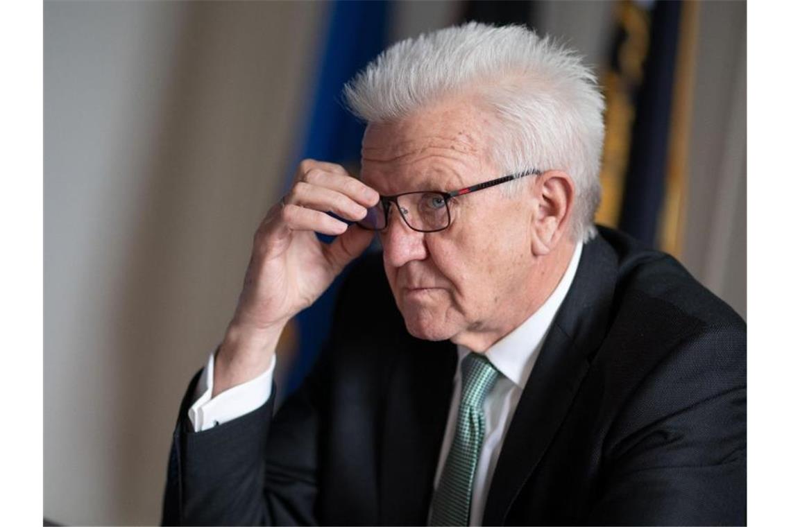 Winfried Kretschmann richtet seine Brille. Foto: Marijan Murat/dpa