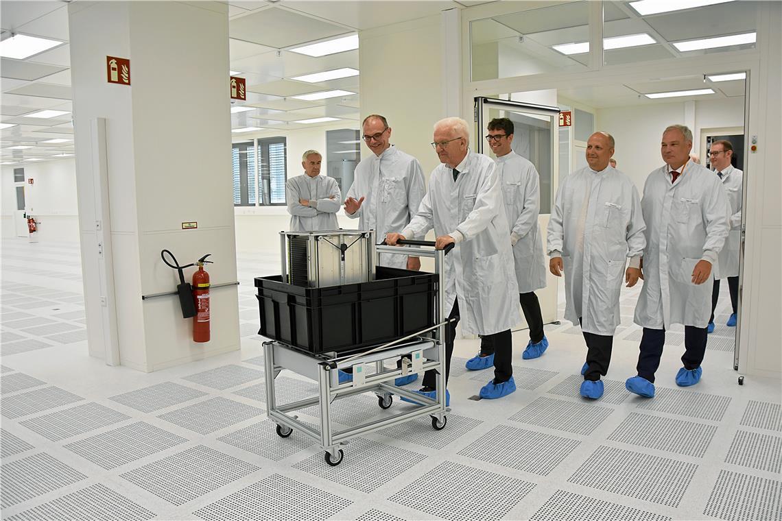 Winfried Kretschmann schiebt eine Elektrokomponente für den Bau des ersten Laserterminals in einem der neuen Reinräume von Tesat. Von rechts: Maximilian Friedrich, Walther Pelzer, Thomas Reinartz, Ralf Nentwich, Winfried Kretschmann, Marco Munk. Fotos: Tobias Sellmaier