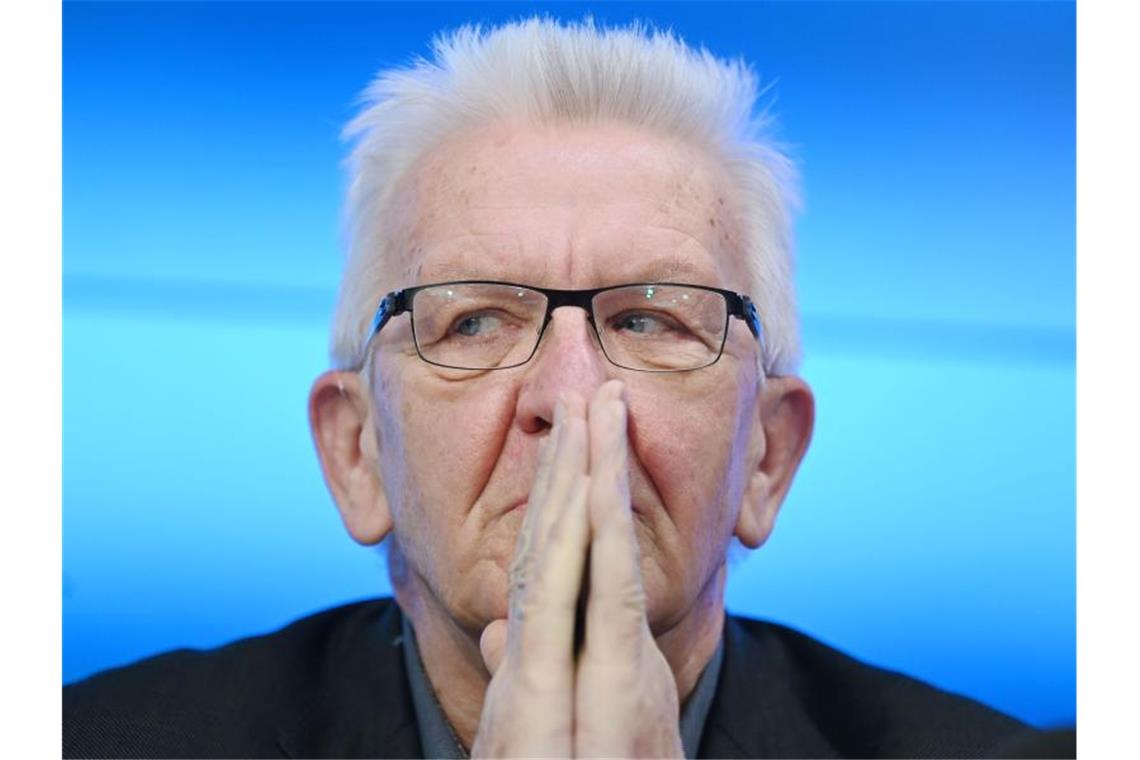 Lucha gegen Eisenmann: Kretschmann schlichtet im Test-Streit Winfried Kretschmann sitzt in einer Pressekonferenz. Foto: Marijan Murat/dpa/Archivbild