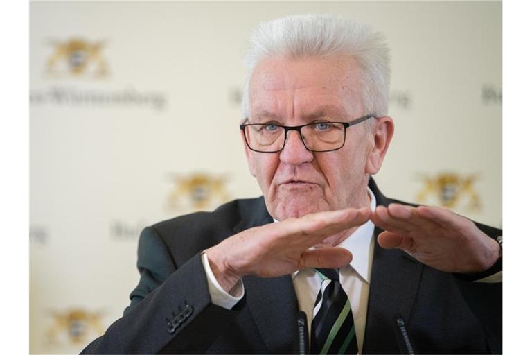 Winfried Kretschmann spricht auf einer Pressekonferenz. Foto: Sebastian Gollnow/dpa/Archivbild